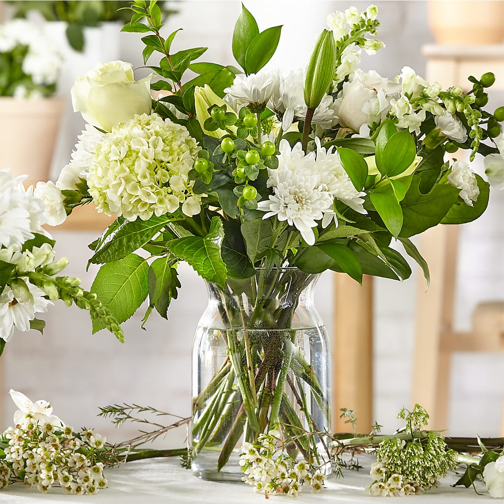 Classic Ivory – A Florist Original – NEIL'S FLOWERS AND GREENHOUSES, Kingston ON