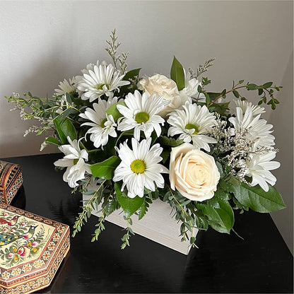 Fresh Linen Box Bouquet – NEIL'S FLOWERS AND GREENHOUSES, Kingston ON