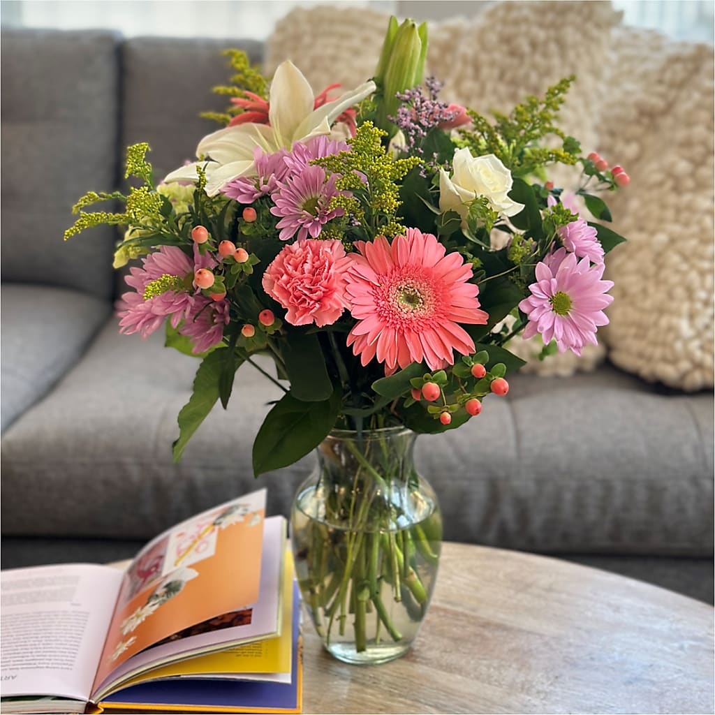 Pastel Tradition - A Florist Original – NEIL'S FLOWERS AND GREENHOUSES, Kingston ON