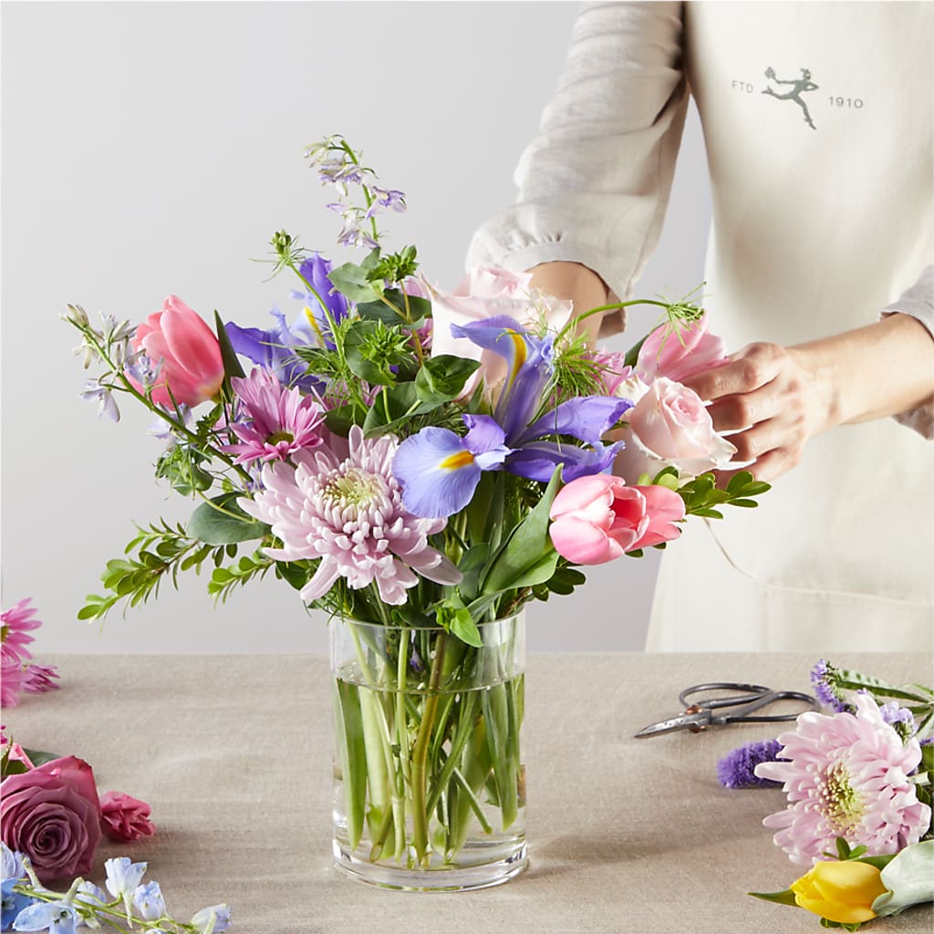 Pastel Tradition - A Florist Original – NEIL'S FLOWERS AND GREENHOUSES, Kingston ON